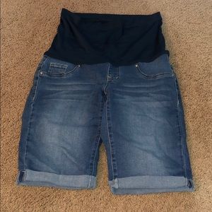 Size small maternity Bermuda shorts
